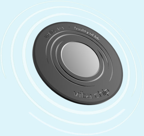 Ein schwebender Vita Chip Health+ auf einem hellblauen Hintergrund mit kreisförmigen Ringen um ihn herum, die Energie darstellen.