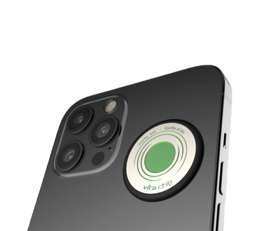 Rückseite eines grauen iPhones mit einem aufgeklebten Vita Chip 2.0.